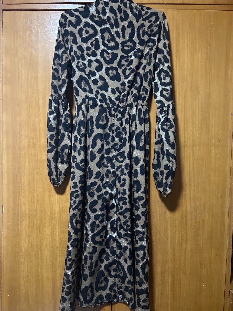 Leopard Print Button-Up Midi Dress with Belt (Category: Dresses) located in Pasig City. Submitted by zebteashoppe01 (Listing ID 1462375597, Image 2). Description: - Midi dress with classic leopard print - Long puff sleeves with button cuffs - Comes with a matching fabric belt - Button-up front - Versatile for day or night looks Small to medium fits 09096535540 Gcash mop Pasig Jnt .
