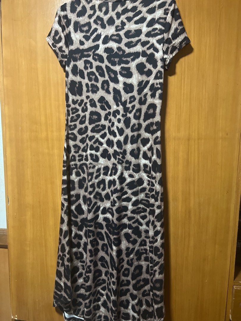 Leopard Print Short Sleeve Maxi Dress (Category: Dresses) located in Pasig City. Submitted by zebteashoppe01 (Listing ID 1462398447, Image 2). Description: - Casual leopard print maxi dress - Short sleeves and round neckline - Comfortable and flowy fit - Versatile for everyday wear - Easy to style with sneakers or sandals Xs to small fit 09096535540 Gcash mop Jnt .