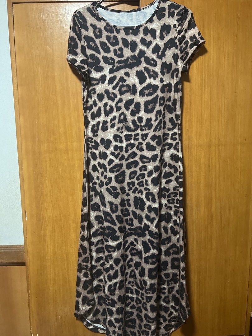 Leopard Print Short Sleeve Maxi Dress (Category: Dresses) located in Pasig City. Submitted by zebteashoppe01 (Listing ID 1462398447, Image 1). Description: - Casual leopard print maxi dress - Short sleeves and round neckline - Comfortable and flowy fit - Versatile for everyday wear - Easy to style with sneakers or sandals Xs to small fit 09096535540 Gcash mop Jnt .