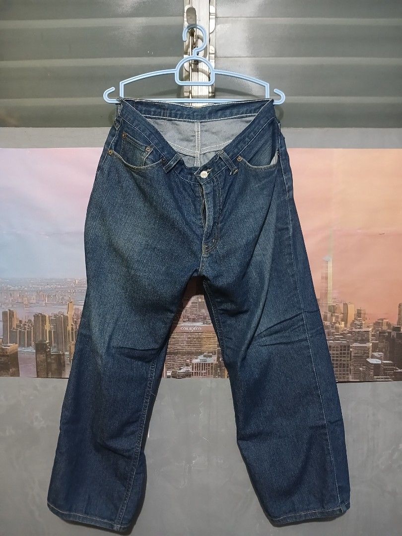 Levi's 501 Jeans Blue Denim (Category: Jeans) located in Valencia. Submitted by mahartinmo19925 (Listing ID 1462365435, Image 1). Description: - Classic blue Levi's 501 jeans - Button fly closure - Standard five-pocket styling - Iconic red tab on back pocket - Great for everyday wear - Wardrobe staple.