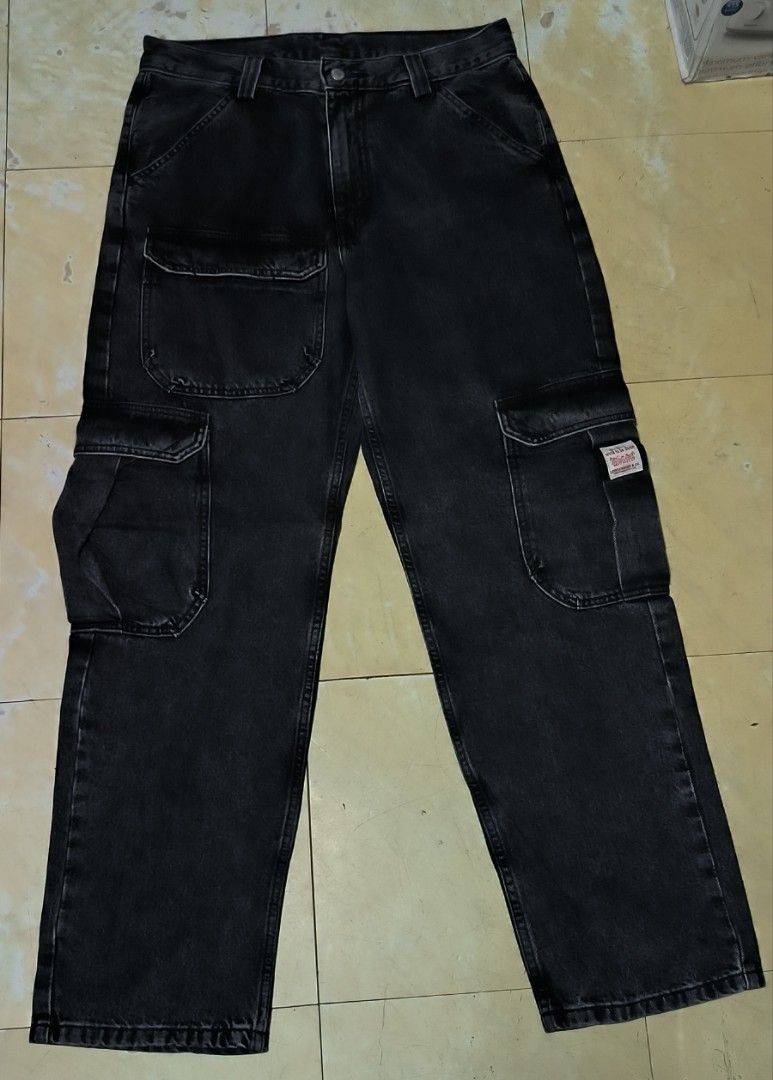 Levi's Black Denim Cargo Carpenter Jeans (Category: Jeans) located in Manila. Submitted by itsmelawrence (Listing ID 1462421143, Image 1). Description: - Classic black Levi's jeans - Cargo style with multiple pockets - Size 34 x43 hem 8.5 - Durable denim material - Loosefit - Zipper fly closure - Authentic Levi's branding - Perfect for everyday wear.