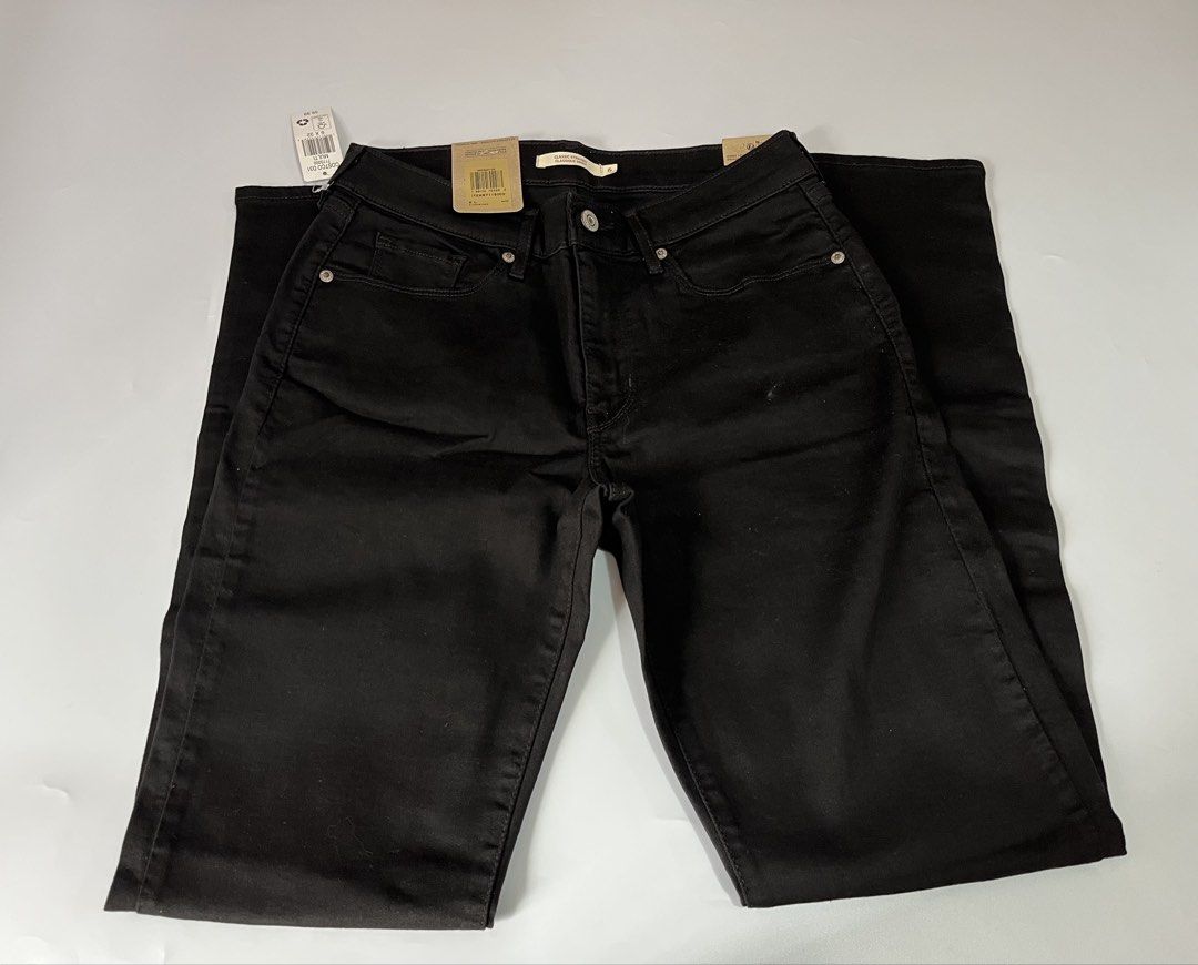 Levi’s Classic Straight Jeans (Category: Jeans) located in Santa Rosa. Submitted by ninaparis (Listing ID 1462268617, Image 1). Description: Original Levi’s Classic Straight Women’s Jeans in soft black size 6x32 on tag can fit 30-32 waist.