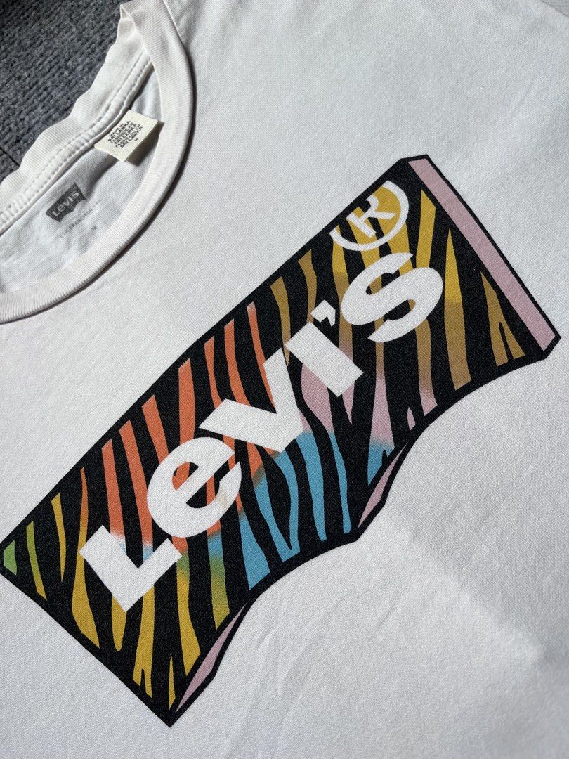 Levi’s Tshirt (Category: Tshirts & Polo Shirts ) located in Tacloban City. Submitted by bisag.unsa (Listing ID 1462267629, Image 2). Description: Details - Size Medium on Tag - Dimes 19.5”x27.5” - Color Rate 9/10 - Condition 9/10 .
