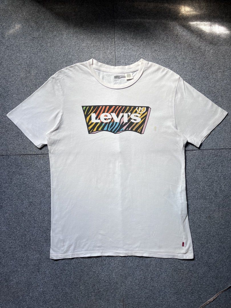 Levi’s Tshirt (Category: Tshirts & Polo Shirts ) located in Tacloban City. Submitted by bisag.unsa (Listing ID 1462267629, Image 1). Description: Details - Size Medium on Tag - Dimes 19.5”x27.5” - Color Rate 9/10 - Condition 9/10 .
