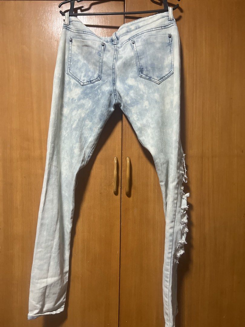 Light Wash Ripped Skinny Jeans (Category: Jeans) located in Pasig City. Submitted by zebteashoppe01 (Listing ID 1462365408, Image 2). Description: - Light wash skinny jeans - Heavy distressing with rips all over the front and sides - Button and zip closure - Front and back pockets - Statement piece for an edgy, casual look Gcash mop jnt .