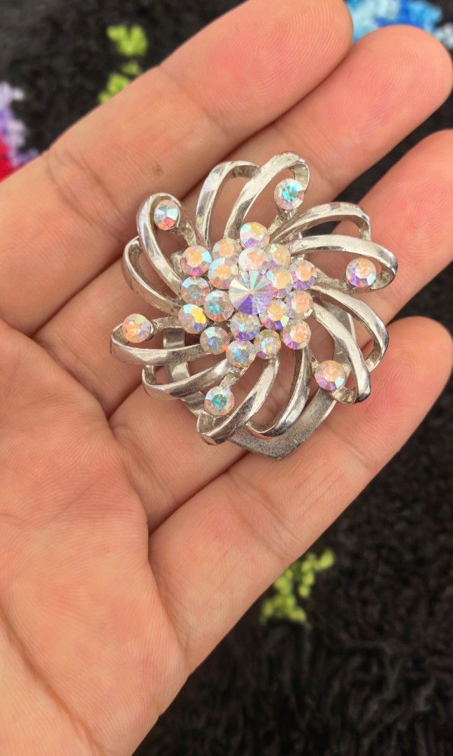 Like new Scarf clip (Category: Charms) located in Tuguegarao City. Submitted by zenphoenix-7ad615 (Listing ID 1462319518, Image 2). Description: Pretty in actual Scarf clip Larger than 20 pesos.