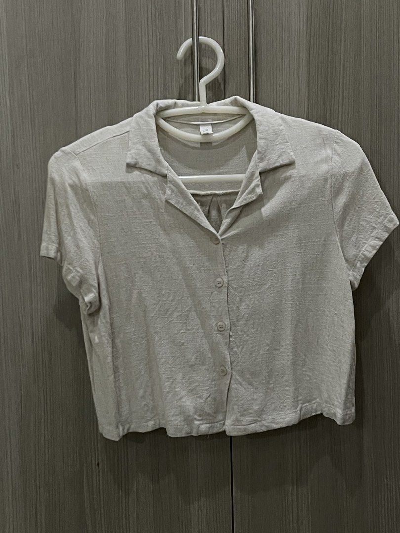 Linen cropped button down top (Category: Blouses) located in Manila. Submitted by shiezzels (Listing ID 1462411618, Image 1). Description: Cute linen cropped button down top Korean brand Fits medium.