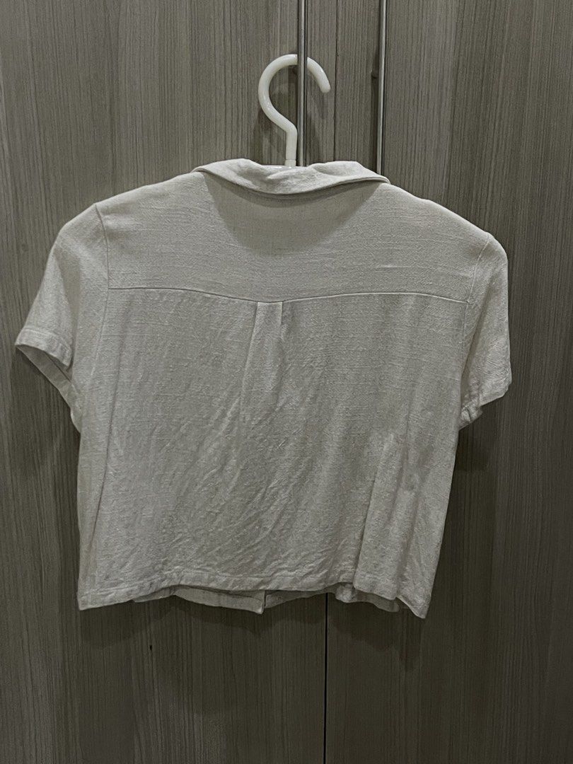 Linen cropped button down top (Category: Blouses) located in Manila. Submitted by shiezzels (Listing ID 1462411618, Image 2). Description: Cute linen cropped button down top Korean brand Fits medium.