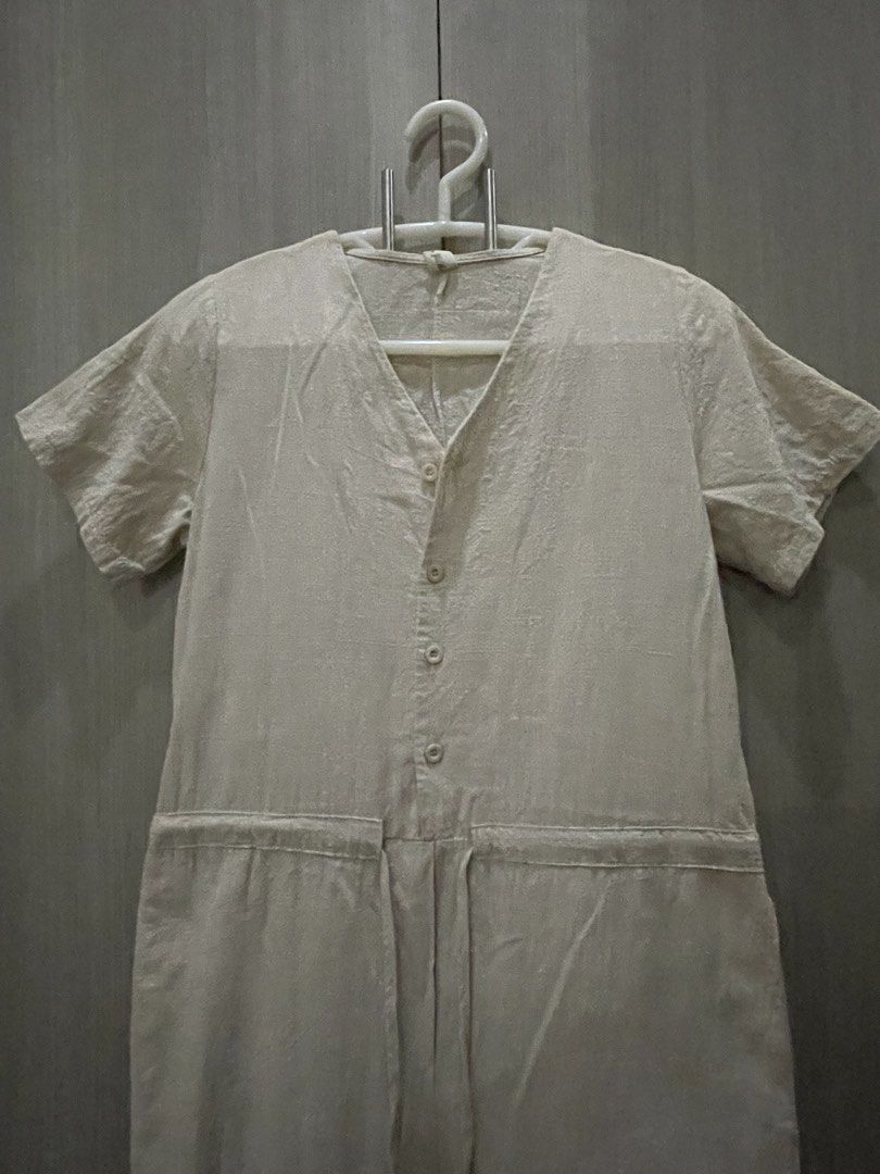 Linen Jumpsuit (Category: Jumpsuits) located in Manila. Submitted by shiezzels (Listing ID 1462411354, Image 2). Description: Linen Jumpsuit Has working buttons Has pockets.
