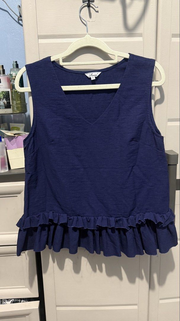 Linen Top (Category: Blouses) located in Quezon City. Submitted by dinesaur (Listing ID 1462361922, Image 1). Description: Up to medium.