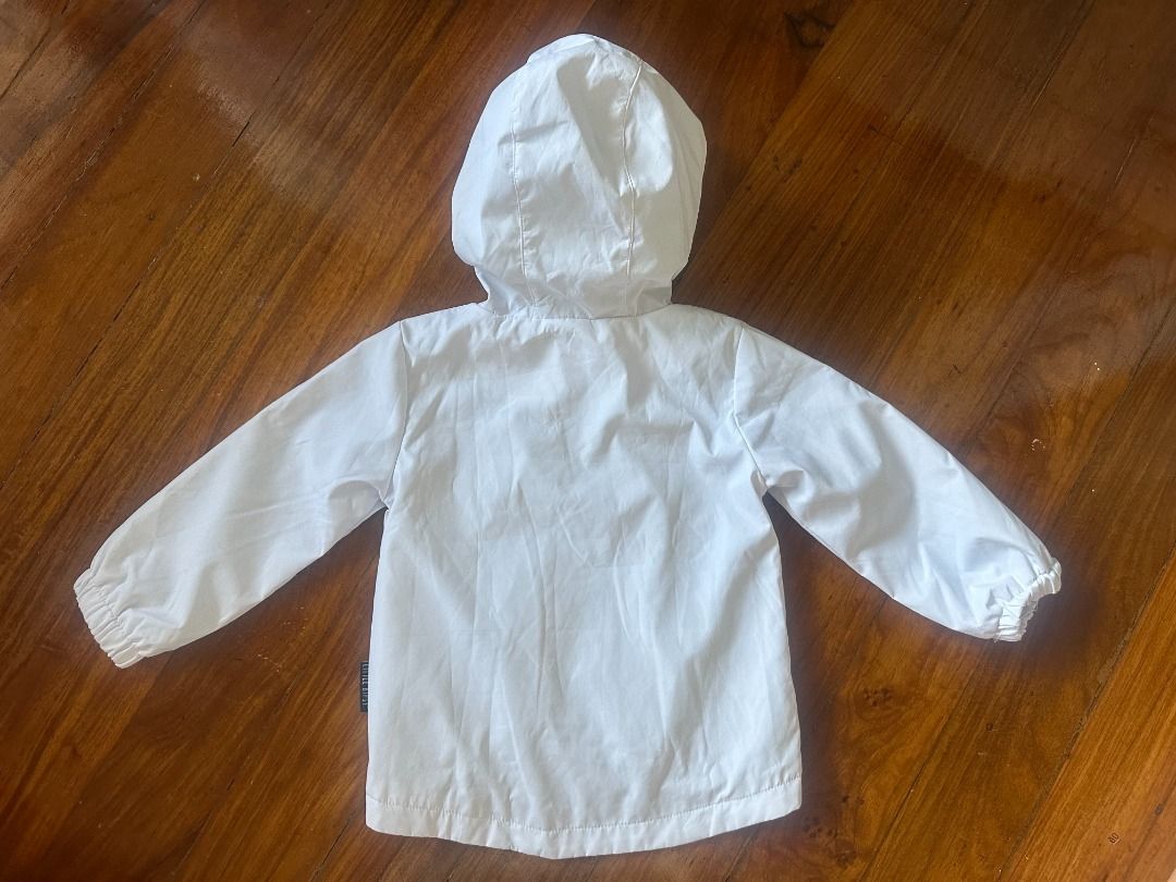 Little Bipsy White Windbreaker, Size: 12-18M (Category: Babies & Kids Fashion) located in Makati City. Submitted by travelfinds34611 (Listing ID 1462272113, Image 3). Description: Little Bipsy White Windbreaker, Size: 12-18M Size: 12-18 months - Two front zip pockets - Easy to zip up - Ideal for layering and cooler days BRAND NEW. NEVER USED..