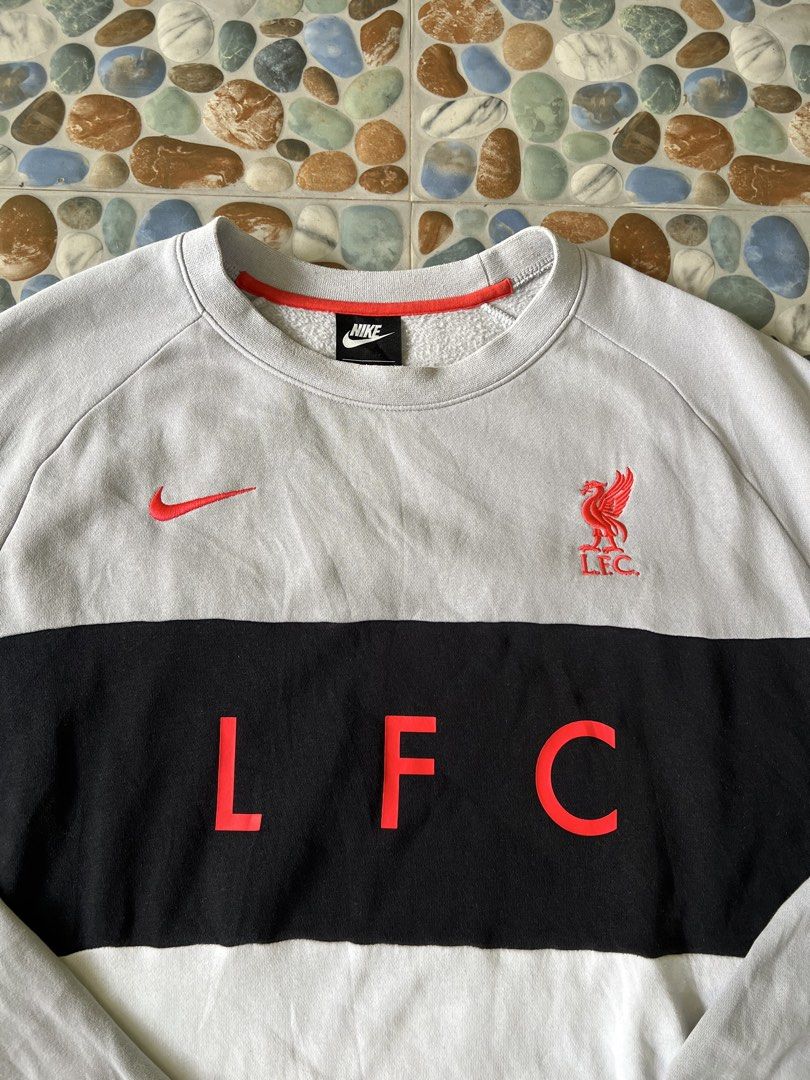 Liverpool Sweater (Category: Coats, Jackets and Outerwear) located in Manticao. Submitted by flipwithdave (Listing ID 1462422960, Image 2). Description: Liverpool sweater🔥 GOOD CONDITION✅ COLOR 9/10✅ STAINS❌ WITH TAGS ✅ Dimes: L27.5 W26.5 PRICE:📩 PM na mga bossing📍‼️ IG: flip_with_dave FB: Flip With Dave Carousell: Flip with dave LOCATION: MINDANAO MOP: GCASH 📲 COURIER: J&T🚚 Pay first before delivery 📱 Strictly no cancelation ‼️ No refunds/