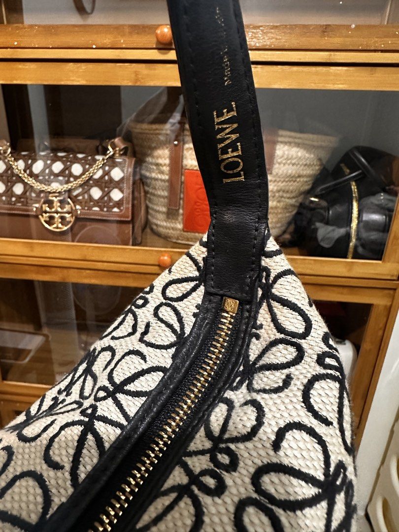 Loewe (Category: Luxury Bags & Wallets) located in Malabon City. Submitted by nica0209 (Listing ID 1462426537, Image 3). Description: Loewe cubi annagram Thrifted from Japan 🇯🇵 Bought it for 15k 4 years ago, selling for 5000 Used but not abused NGA RFS : upgrading to bigger bags, decluttering Slightly negotiable .