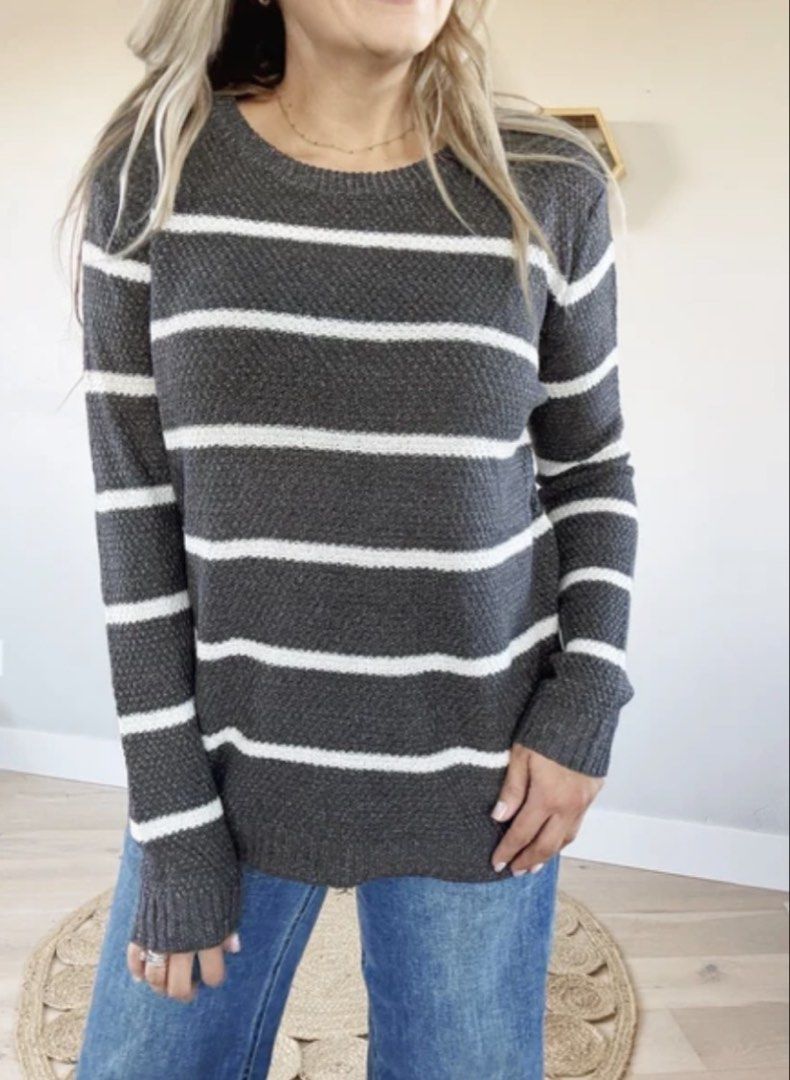 Loft sweater (Category: Coats, Jackets and Outerwear) located in Manila. Submitted by ctfashion_ (Listing ID 1462280310, Image 1). Description: Very comfy No flaws .