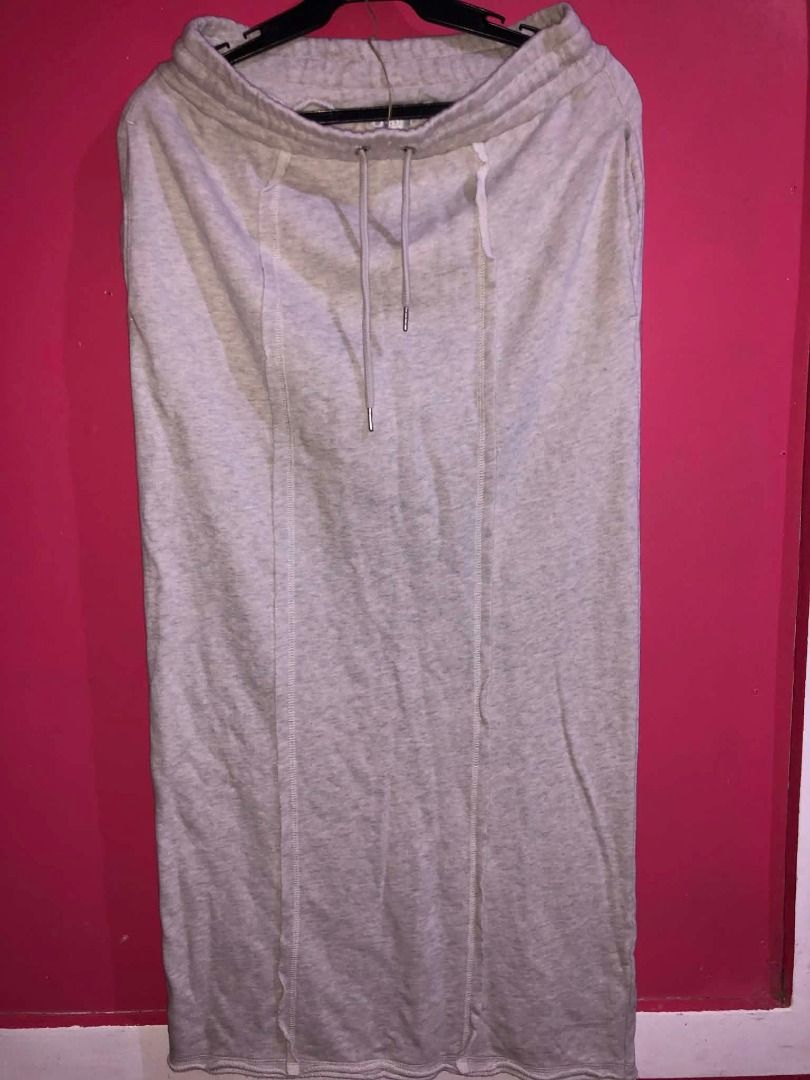 LONG GRAY SWEAT SKIRT (Category: Skirts) located in Caloocan City. Submitted by warmfalcon.74f8b8 (Listing ID 1462300157, Image 1). Description: LONG GRAY SWEAT SKIRT COTTON MEDIUM TO LARGE 199 + SF .