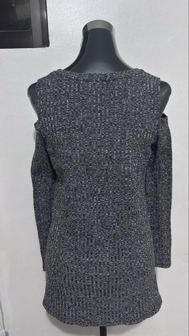 Longsleeve Blouse (Category: Longsleeves) located in Pasig City. Submitted by Atv26 (Listing ID 1462361699, Image 2). Description: SIZE: BUST WIDTH 18INCHES LENGTH 27 INCHES STYLE KITA ANG SHOULDER.