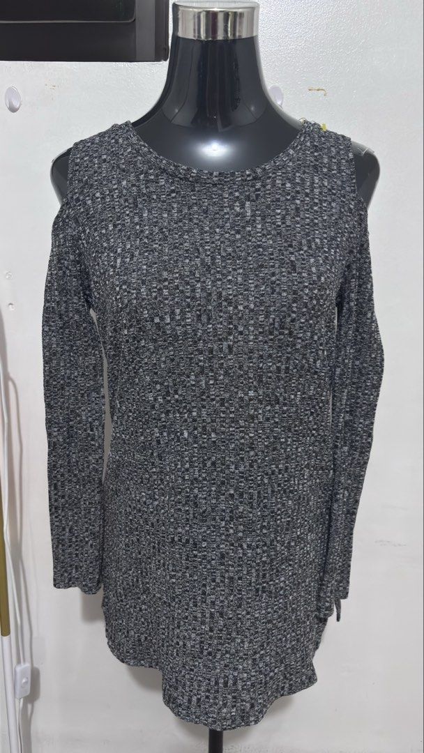 Longsleeve Blouse (Category: Longsleeves) located in Pasig City. Submitted by Atv26 (Listing ID 1462361699, Image 1). Description: SIZE: BUST WIDTH 18INCHES LENGTH 27 INCHES STYLE KITA ANG SHOULDER.