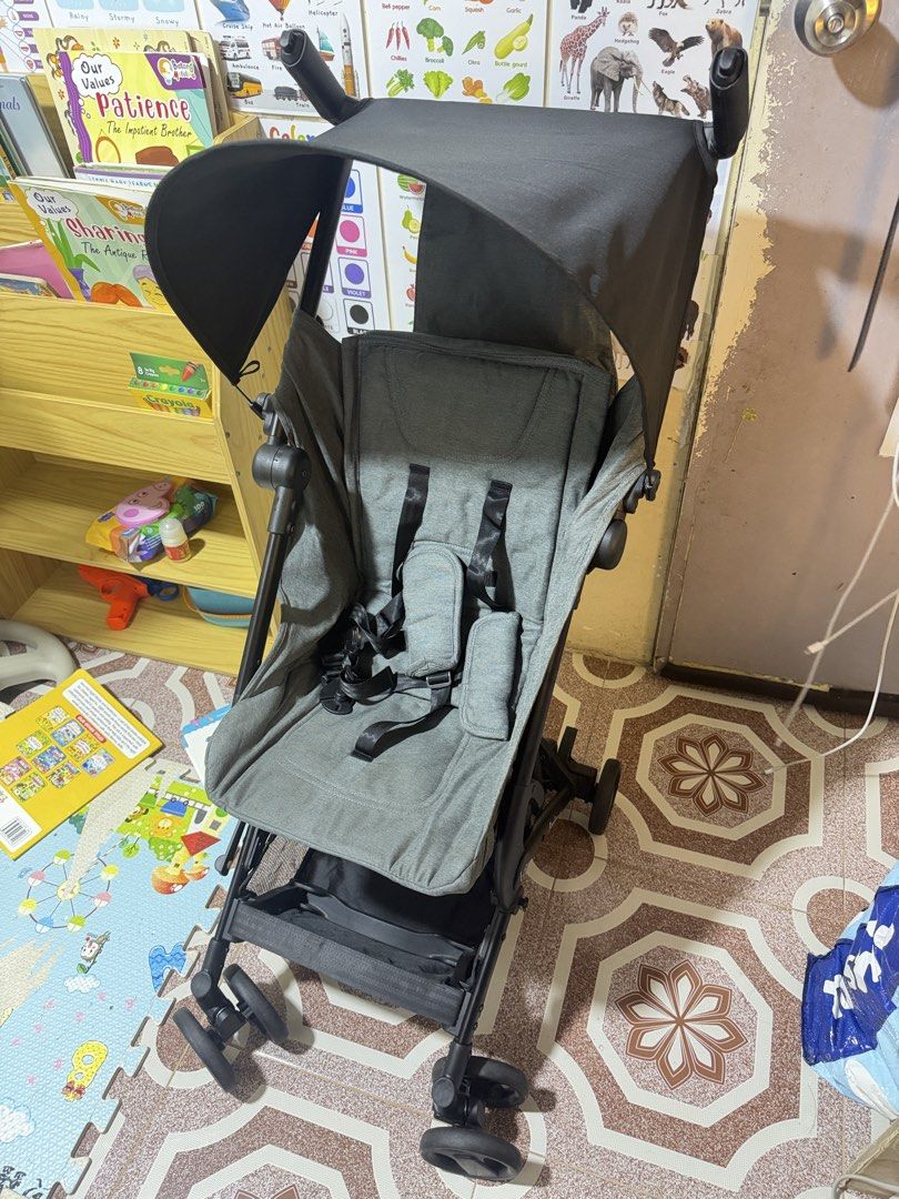 LOOPING SQUIZ MINI COMPACT STROLLER (Category: Strollers) located in Las Pinas. Submitted by sugaaarr (Listing ID 1462284569, Image 1). Description: - Used twice only (hk&taiwan) - pwede hang carry sa airplane, no extra payment. Okay pang travel -bought in orange app last year.