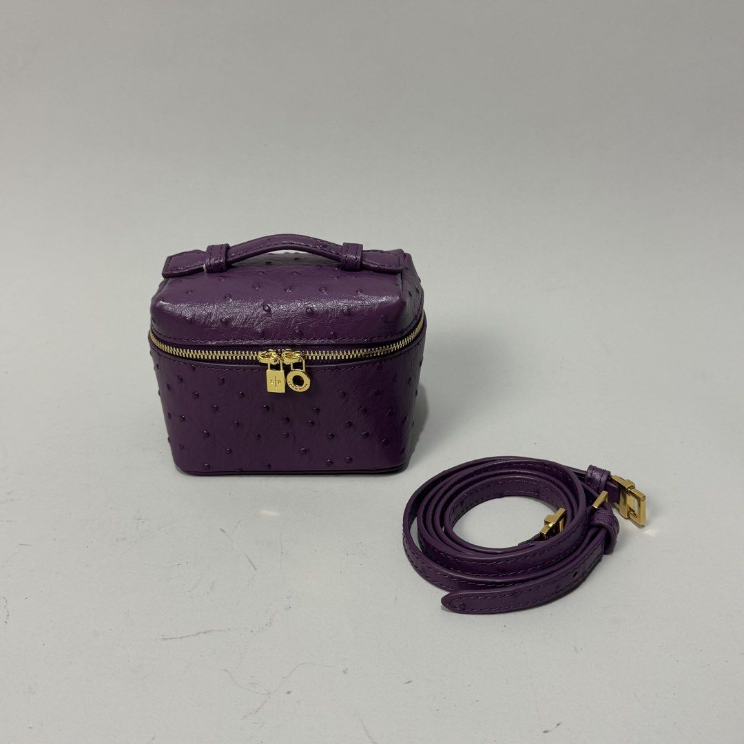Loro pianna authentic bag (Category: Luxury Bags & Wallets) located in Dagupan City. Submitted by armoirelux (Listing ID 1462373308, Image 1). Description: Rank A No flaws with dust bag.