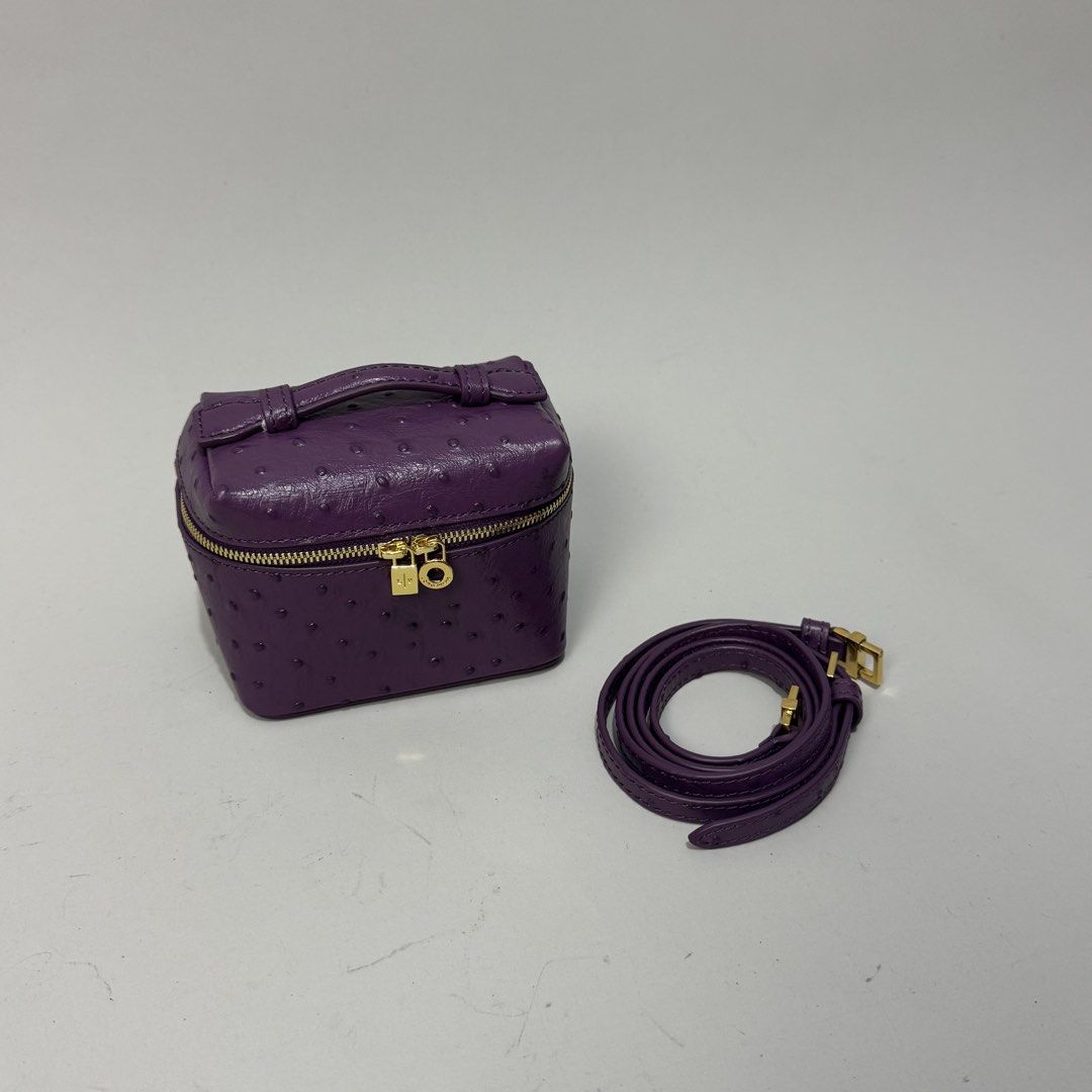 Loro pianna authentic bag (Category: Luxury Bags & Wallets) located in Dagupan City. Submitted by armoirelux (Listing ID 1462373308, Image 2). Description: Rank A No flaws with dust bag.