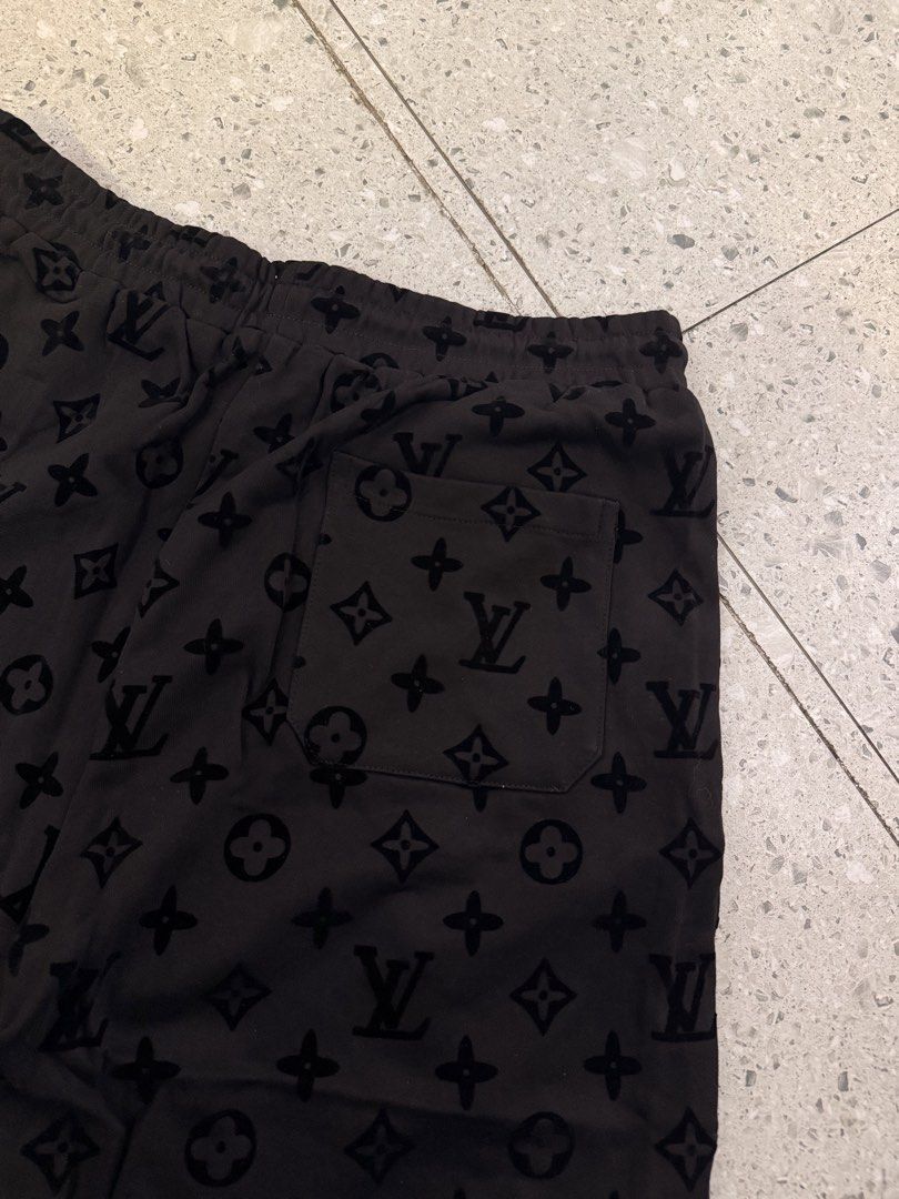 Louis Vuitton (Category: Shorts) located in Baguio. Submitted by mardimercredi14 (Listing ID 1462411405, Image 2). Description: 🔥 Louis Vuitton Dimensions: 32-42*20 Condition: excellent Color Rate: 10 ❌ none.