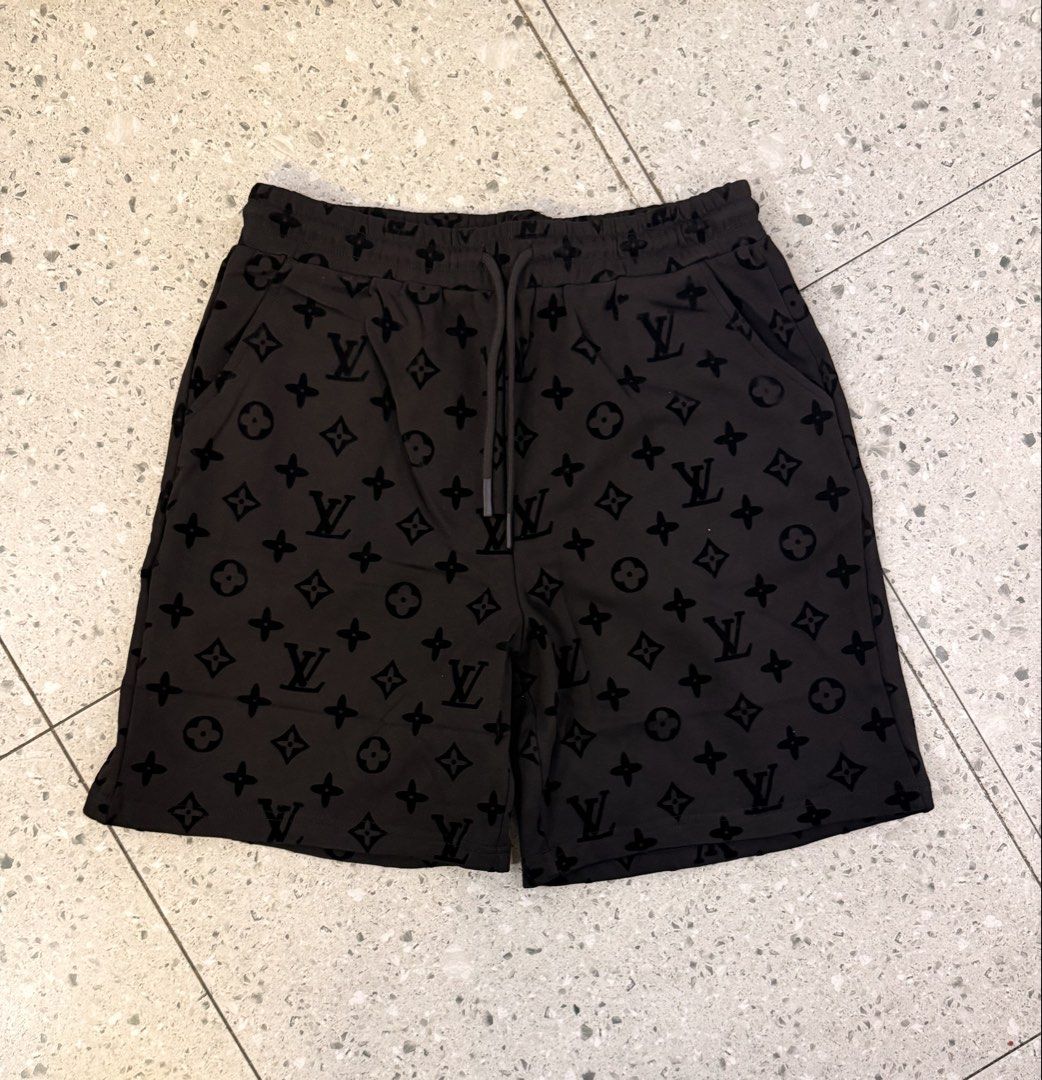 Louis Vuitton (Category: Shorts) located in Baguio. Submitted by mardimercredi14 (Listing ID 1462411405, Image 1). Description: 🔥 Louis Vuitton Dimensions: 32-42*20 Condition: excellent Color Rate: 10 ❌ none.