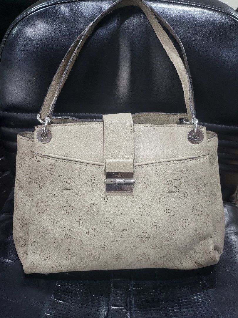 Louis Vuitton Monogram Shoulder Bag (Category: Luxury Bags & Wallets) located in Manila. Submitted by milkymitch23 (Listing ID 1462437392, Image 1). Description: - Louis Vuitton shoulder bag - Beige monogram canvas with leather trim - Silver hardware details - Interior zip pocket - Date code: AH0166 - Made in France - A timeless LV classic - NGA - issue rubber lining - pm if interested may bawas pa sa sure buyer.
