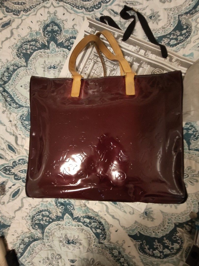 Louis Vuitton monogram vernis (Category: Shoulder Bags) located in Valenzuela. Submitted by kchinadol (Listing ID 1462300606, Image 2). Description: Pre-owned Louis Vuitton Monogram Vernis bag, featuring a recolored glossy embossed patent leather body in a deep burgundy hue with contrasting flat tan vachetta leather Needs bag rehab...