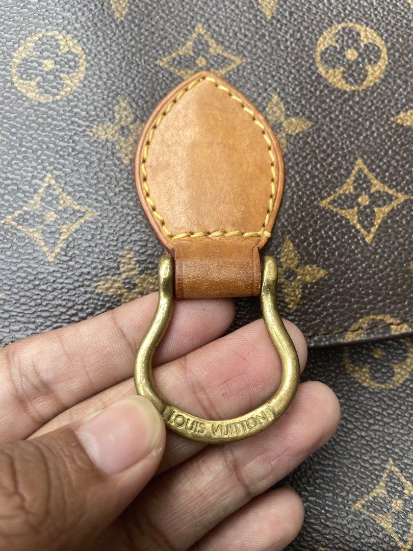 LOUIS VUITTON SLING BAG (Category: Luxury Bags & Wallets) located in El Salvador. Submitted by 00jiroo00 (Listing ID 1462370906, Image 3). Description: LOUIS VUITTON SLING BAG Dimensions: Estimated size - S Details: good condition must have minor signs of usage issue: leather on strap broken zipper inside Condition: 8.5/10 Color rate: 9/10 Swipe for more details… 📌 Before You Buy: 📃 Please read all item details carefully 📍 Payment-first policy