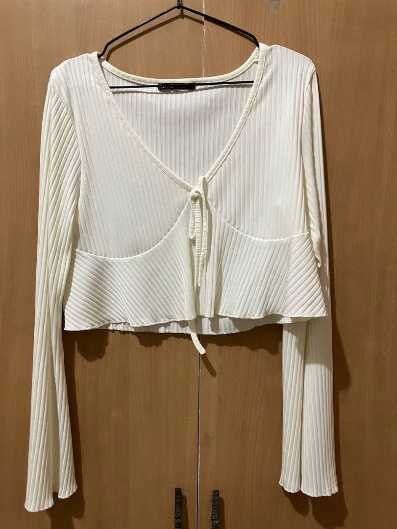 Lovito Ribbed Cut-out Crop Top Beige (Category: Sleeveless) located in Manila. Submitted by jenicamarieperlada31.storm (Listing ID 1462280566, Image 2). Description: Selling never been used tops and skirts large to xl sizes Shein and lovito rfs: Nakatambak nalang.
