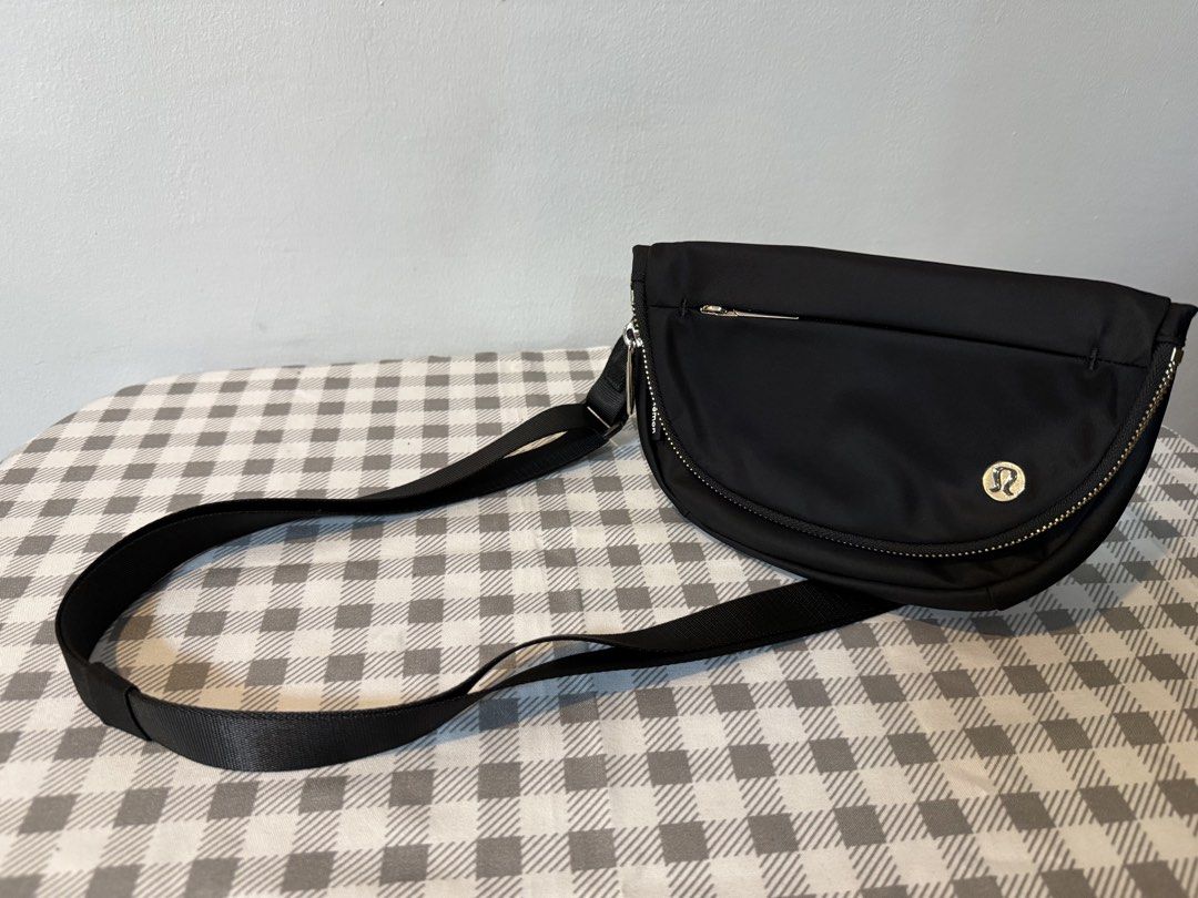 Lululemon Everywhere Belt Bag Black (Category: Cross-body Bags) located in Manila. Submitted by sarj09732 (Listing ID 1462419759, Image 1). Description: - Black Lululemon belt bag - Adjustable strap - Zipper closure - Small logo detail on the front - Ideal for everyday essentials (phone, wallet, keys).