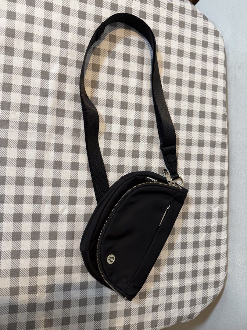 Lululemon Everywhere Belt Bag Black (Category: Cross-body Bags) located in Manila. Submitted by sarj09732 (Listing ID 1462419759, Image 2). Description: - Black Lululemon belt bag - Adjustable strap - Zipper closure - Small logo detail on the front - Ideal for everyday essentials (phone, wallet, keys).