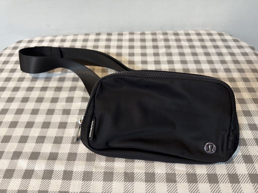 Lululemon Everywhere Belt Bag Black (Category: Cross-body Bags) located in Manila. Submitted by sarj09732 (Listing ID 1462419810, Image 2). Description: - Classic black Lululemon belt bag - Water-resistant fabric - Main zippered compartment - Interior mesh pocket - Adjustable strap for crossbody or waist wear - Ideal for everyday essentials - Easy to clean.