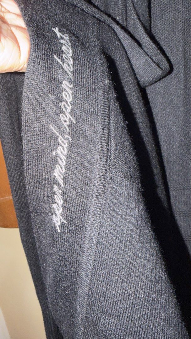 Lululemon 🍋Graceful Embrace Wrap (Category: Activewear) located in Taguig. Submitted by greenfuzz (Listing ID 1462348625, Image 3). Description: Designed to be a lightweight layer, this wrap will have you feeling put together—but not overdressed. cashlu™ A touch of cashmere makes our knit Cashlu™ fabric feel soft against your skin—and, it's machine-washable Soft machine-washable features Designed for: Office Travel Commute Side pockets: Stash yo