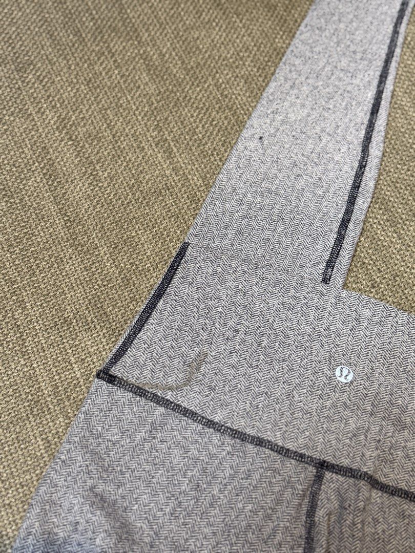 Lululemon LL64 (Category: Activewear) located in Naga. Submitted by ubi04 (Listing ID 1462307722, Image 3). Description: With washable dirt on ankle area.