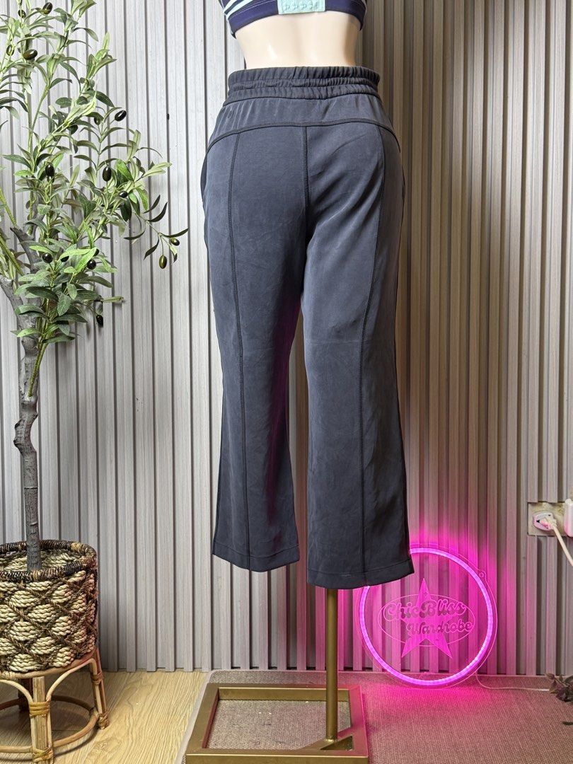 Lululemon LL71 (Category: Activewear) located in Naga. Submitted by ubi04 (Listing ID 1462310314, Image 2). Description: Not faded, ganyan talaga ang kulay and design nia.