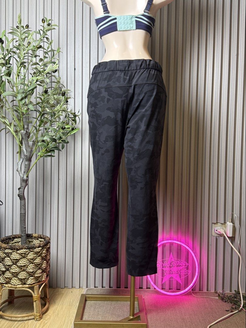 Lululemon LL81 (Category: Activewear) located in Naga. Submitted by ubi04 (Listing ID 1462324997, Image 2). Description: With flaw few himulmuls please zoom in photos.