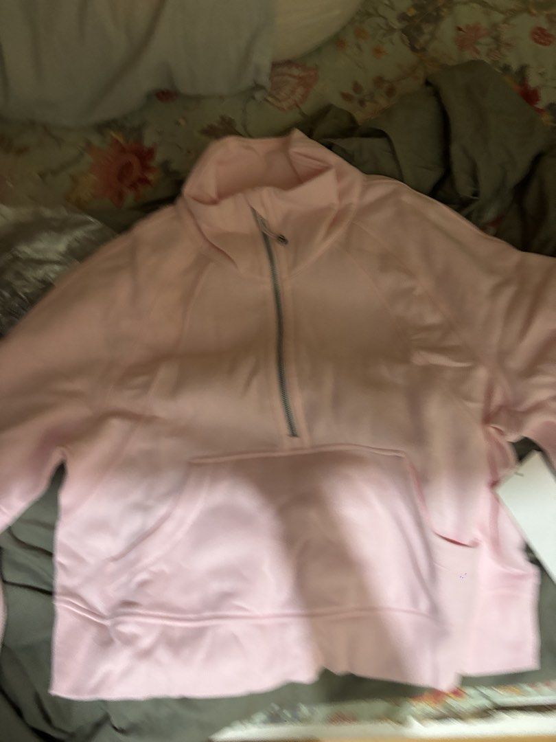 Lululemon Scuba Oversized Funnel Neck Hoodie Pink XS/S （分類：外套及戶外衣服）位於 Hong Kong。 由 Sellerbuyerares 提交（商品編號 1462364896，圖片 2）。簡介： Strawberry Milkshake Lululemon Scuba Oversized Funnel Neck hoodie. Oversized fit. In good condition, never worn, still in its original packaging! 全新嘅lululemon scuba funnel neck, 冇着過. 有意dm! 。