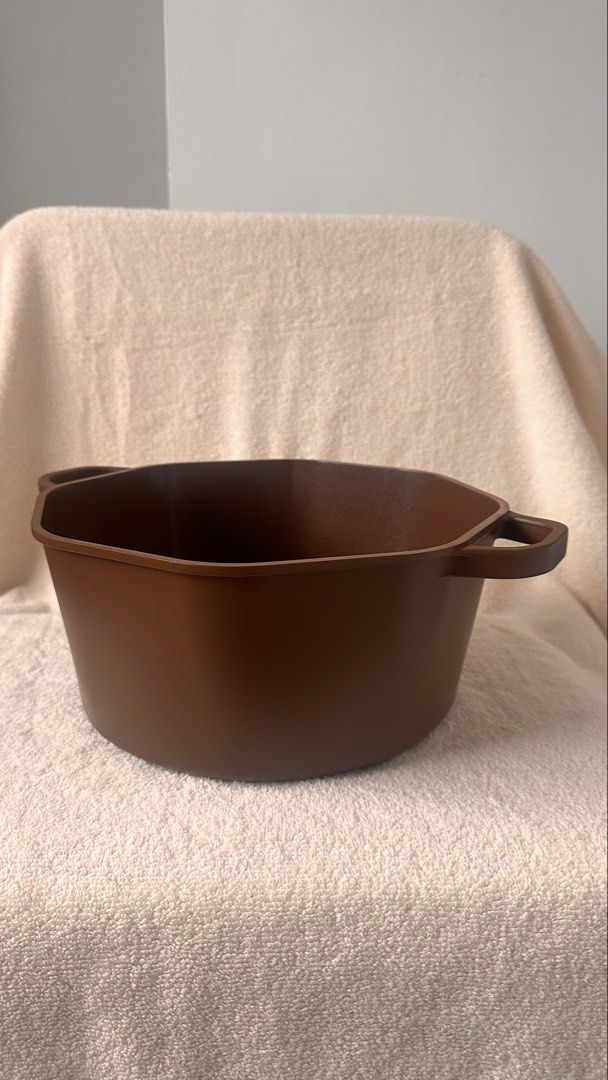 Luxe Non-Stick Stackable 5 Quart Dutch Oven (Category: Cookware & Accessories) located in Balete No 2. Submitted by rynsells_ (Listing ID 1462269645, Image 3). Description: - Luxe 5-quart Dutch oven in a beautiful deep brown color. - Features a non-stick interior for easy cooking and cleaning. - Stackable design for convenient storage. - Durable textured metal base. - Ideal for a wide variety of dishes. - Includes original packaging..