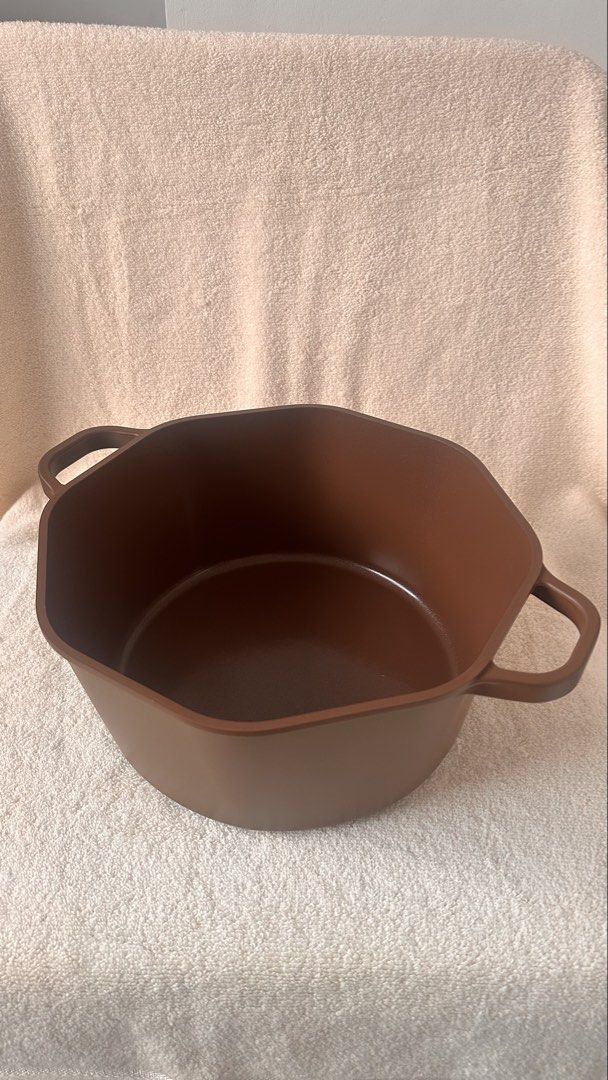 Luxe Non-Stick Stackable 5 Quart Dutch Oven (Category: Cookware & Accessories) located in Balete No 2. Submitted by rynsells_ (Listing ID 1462269645, Image 1). Description: - Luxe 5-quart Dutch oven in a beautiful deep brown color. - Features a non-stick interior for easy cooking and cleaning. - Stackable design for convenient storage. - Durable textured metal base. - Ideal for a wide variety of dishes. - Includes original packaging..