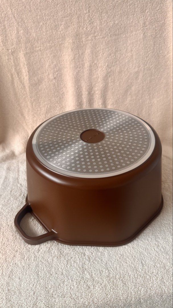 Luxe Non-Stick Stackable 5 Quart Dutch Oven (Category: Cookware & Accessories) located in Balete No 2. Submitted by rynsells_ (Listing ID 1462269645, Image 2). Description: - Luxe 5-quart Dutch oven in a beautiful deep brown color. - Features a non-stick interior for easy cooking and cleaning. - Stackable design for convenient storage. - Durable textured metal base. - Ideal for a wide variety of dishes. - Includes original packaging..