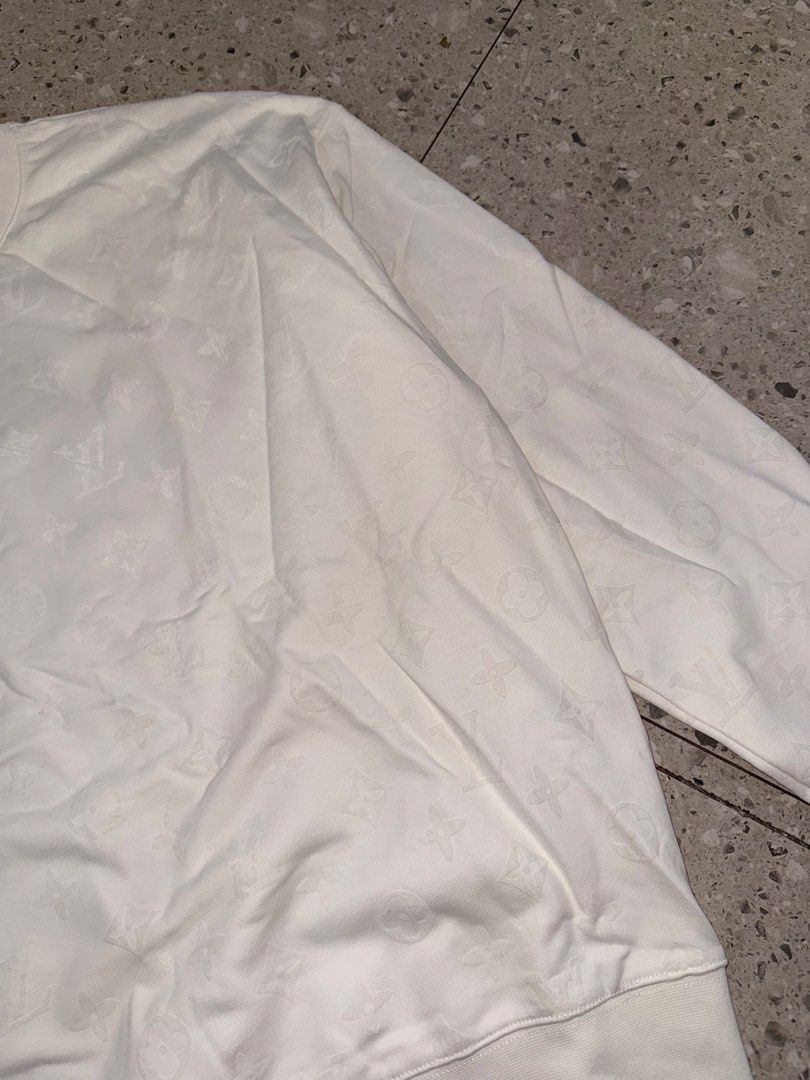 LV Terno Carpet Monogram (Category: Coats, Jackets and Outerwear) located in Baguio. Submitted by mardimercredi14 (Listing ID 1462411145, Image 3). Description: 🔥 Louis Vuitton (Terno) Dimensions: 25*28 (crewneck) 30-40*21 (shorts) Condition: excellent Color Rate: 10 ❌ none.