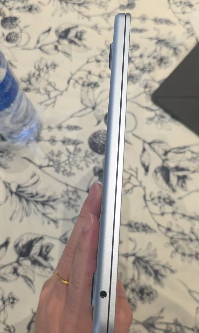 MacBook Air M5 13吋 ( 32+1TB)天藍色 （分類：手提電腦）位於 Hong Kong。 由 elenin2012 提交（商品編號 1462306447，圖片 3）。簡介： 議價即blacklist Apple MacBook air m5 2026月年3月買 有保養，有單，有盒所有配件齊全 充電器未用 Apple store 購買 10核心+ 32GB Ram + 1TB 全新一樣 粉嶺面交。