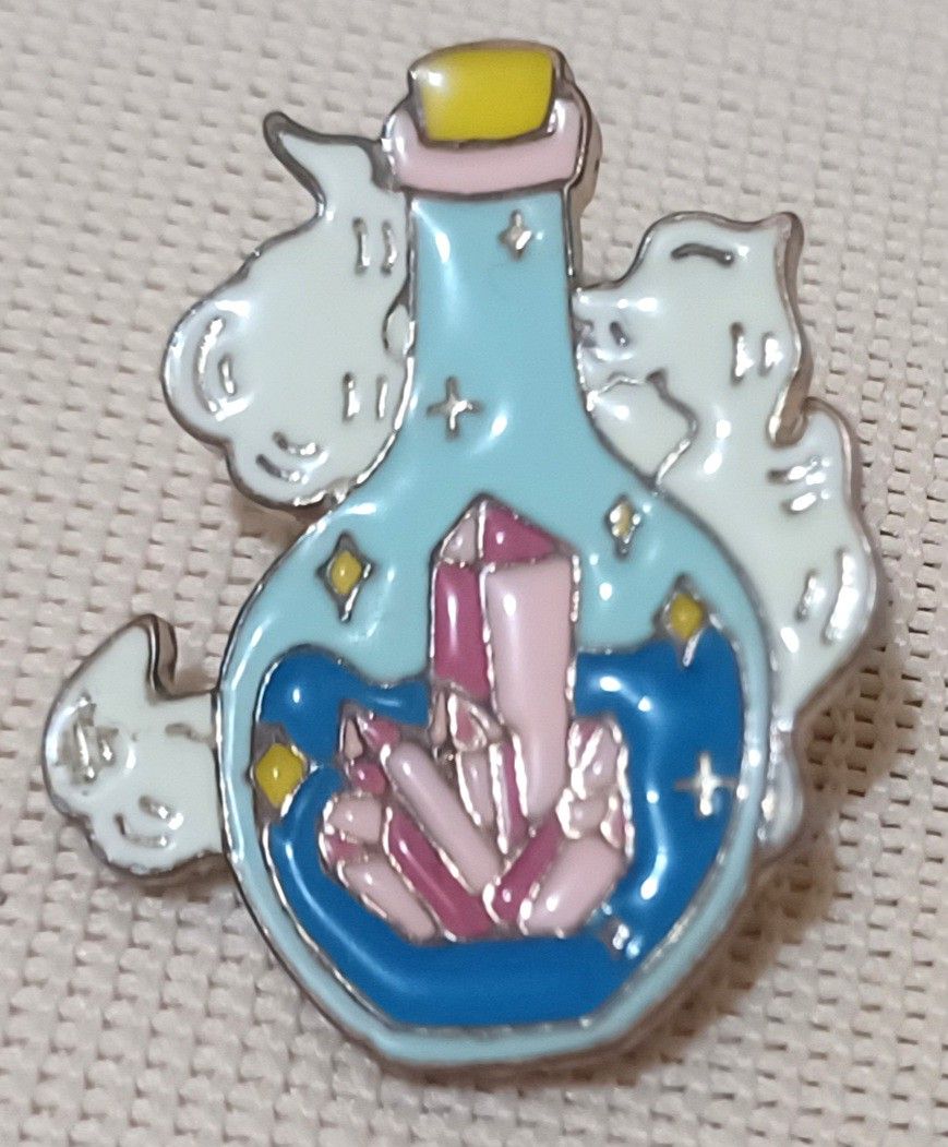 Magical Crystal Potion Bottle Enamel Pin ✨🔮 (Category: Babies & Kids Fashion) located in Quezon City. Submitted by wjmae (Listing ID 1462287702, Image 1). Description: Style: Fantasy / witchy aesthetic — potion bottle with spirit cats & crystals Material: Hard enamel finish with polished gold-toned metal Size: 2.9 cm tall × 2.4 cm wide (≈ 1.14" × 0.94") Fastening: Gold-coloured clutch backing — secure & easy to wear 🔮 Design Details: - Shimmery