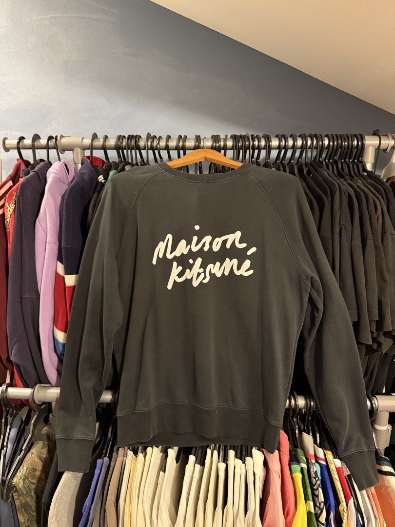 Maison Kitsuné Handwriting Clean Sweatshirt (Category: Luxury Apparel) located in Santa Rosa. Submitted by rgnrvn300 (Listing ID 1462359539, Image 1). Description: Maison kitsune pullover (bought in Japan) Price: 2,000 Size: S Width: 21 Length: 26.5 Color rate: 10/10 Condition: 9.5/10 Issue: none Shipping thru J&T.