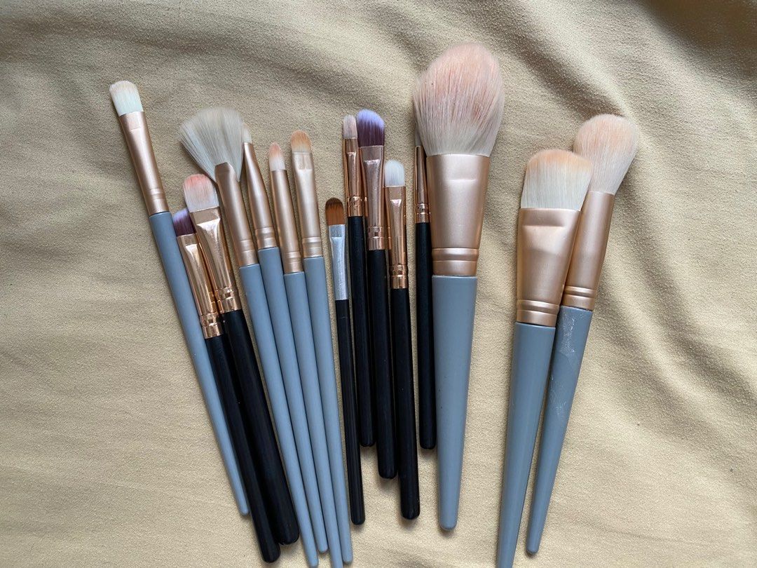 Makeup brushes （分類：化妝品）位於 Hong Kong。 由 taro.m 提交（商品編號 1462323992，圖片 1）。簡介： All for $60 (set)。