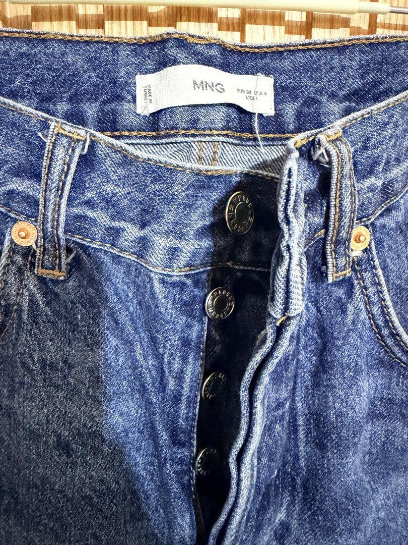 Mango Button Fly Cropped Jeans (Category: Jeans) located in Makati City. Submitted by ziagabrielle (Listing ID 1462304888, Image 3). Description: - MNG Jeans - Classic blue wash - Cropped length - Relaxed fit - Button fly closure - Ideal for casual wear - Versatile styling.