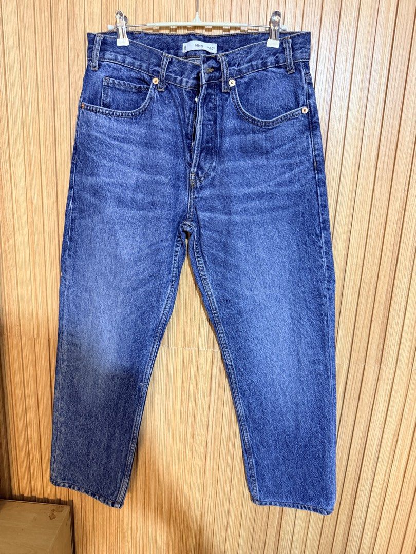 Mango Button Fly Cropped Jeans (Category: Jeans) located in Makati City. Submitted by ziagabrielle (Listing ID 1462304888, Image 1). Description: - MNG Jeans - Classic blue wash - Cropped length - Relaxed fit - Button fly closure - Ideal for casual wear - Versatile styling.