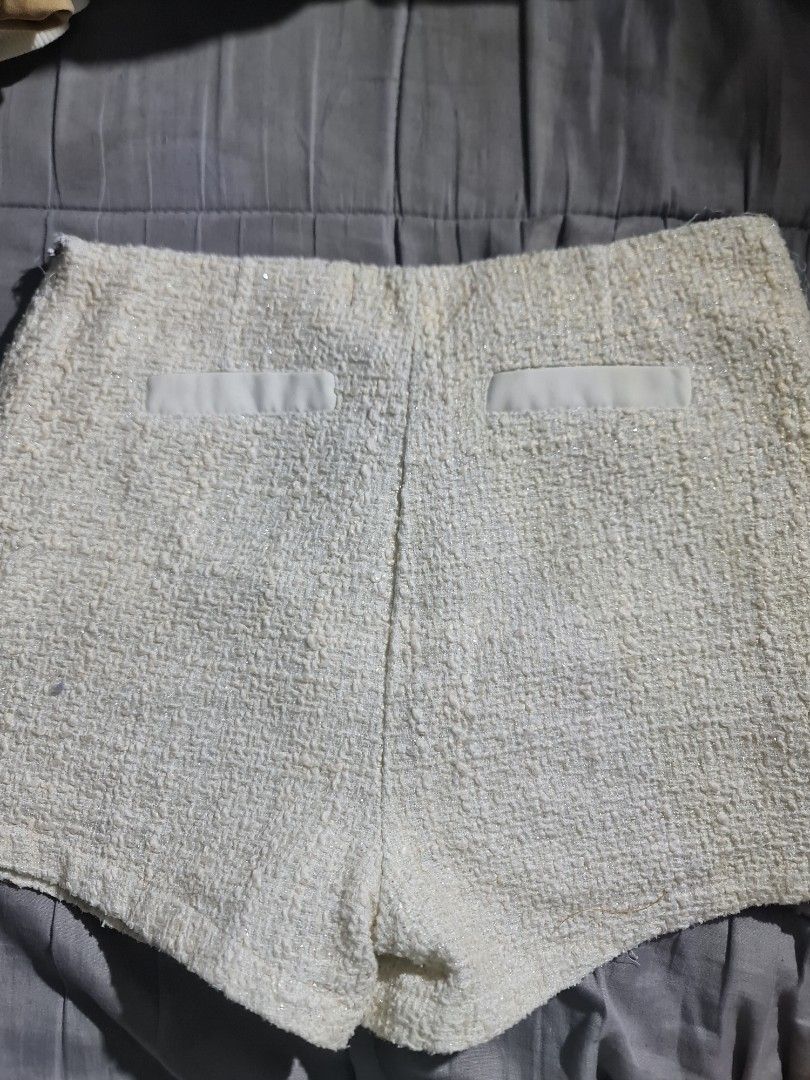 Mappa Textured Shorts Size M (Category: Shorts) located in Manila. Submitted by vast_urban.thrift (Listing ID 1462295952, Image 3). Description: - Cream textured shorts from Mappa - Size: Medium (M) - Two small pocket details on the front - Tweed-like material - Ideal for casual outfits.