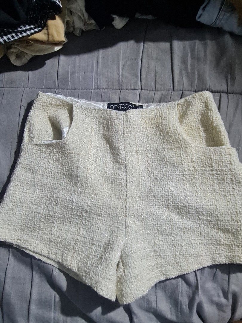 Mappa Textured Shorts Size M (Category: Shorts) located in Manila. Submitted by vast_urban.thrift (Listing ID 1462295952, Image 1). Description: - Cream textured shorts from Mappa - Size: Medium (M) - Two small pocket details on the front - Tweed-like material - Ideal for casual outfits.